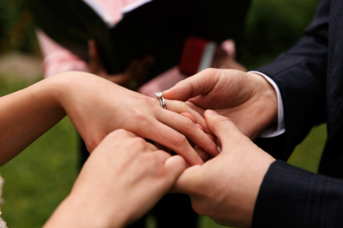 Apakah Cincin Tunangan Harus Emas