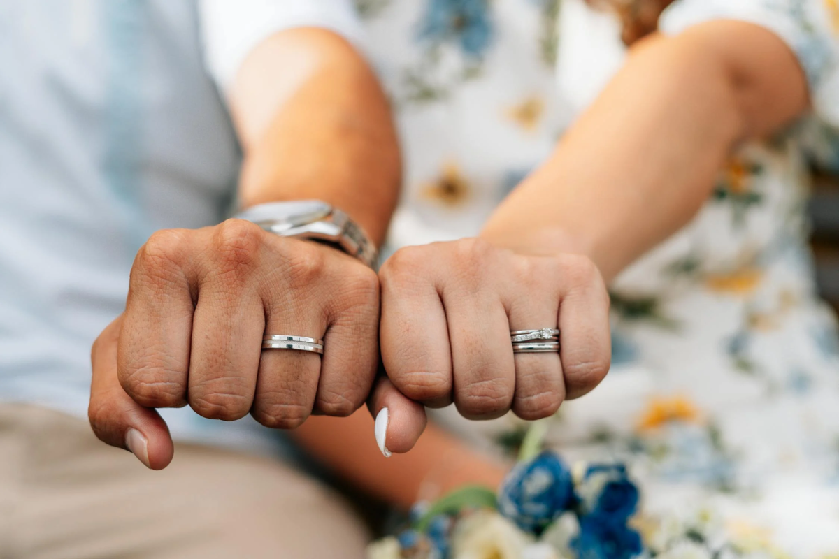 Apakah Cincin Tunangan dan Nikah Sama