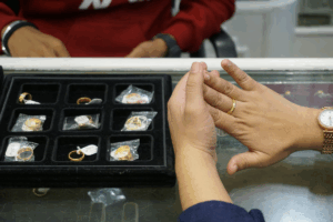 Cara Membedakan Cincin Emas Asli dan Palsu