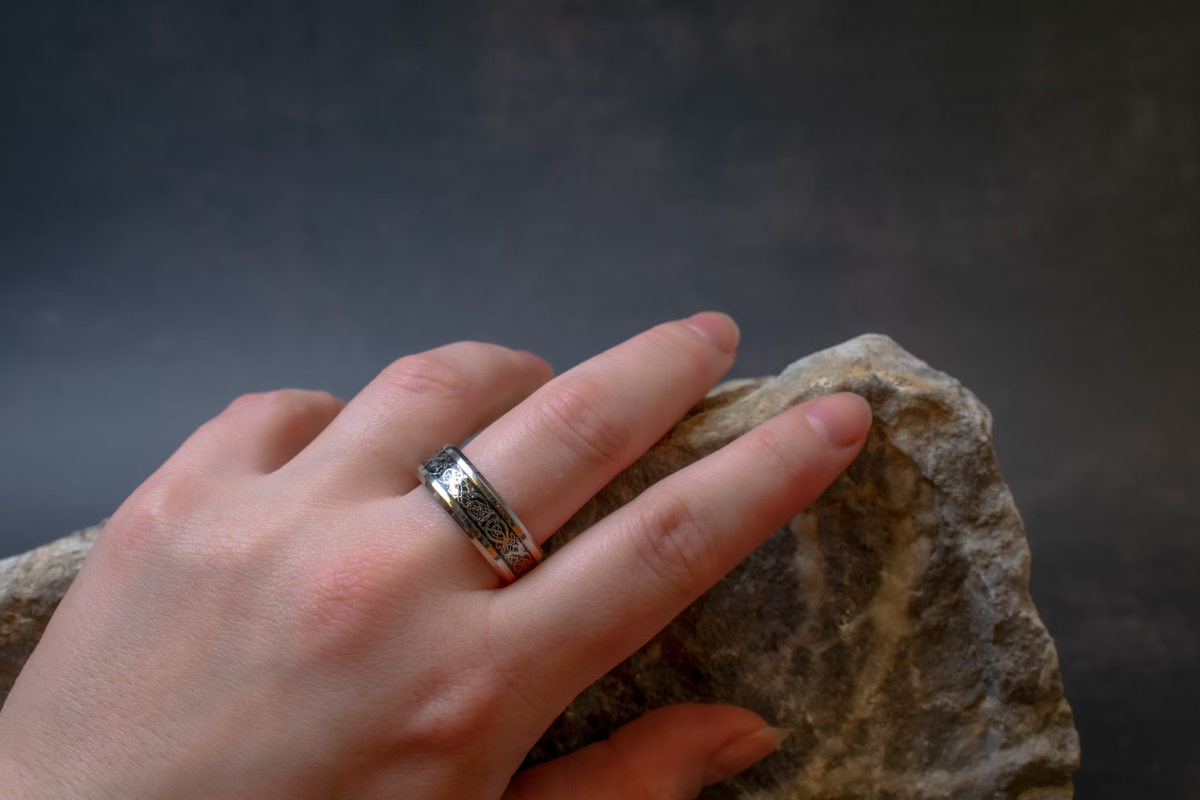 Cincin di Jari Tengah