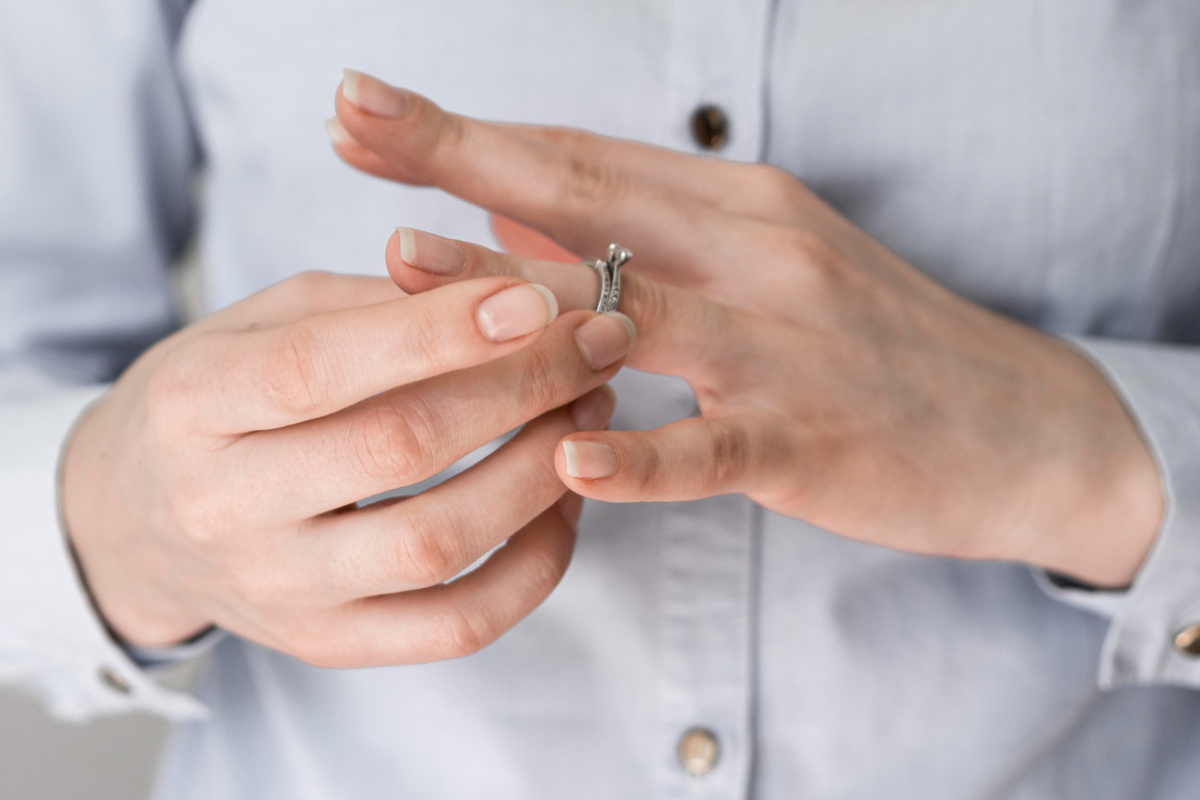 Hukum Menjual Cincin Tunangan dalam Islam dan Hukum Negara