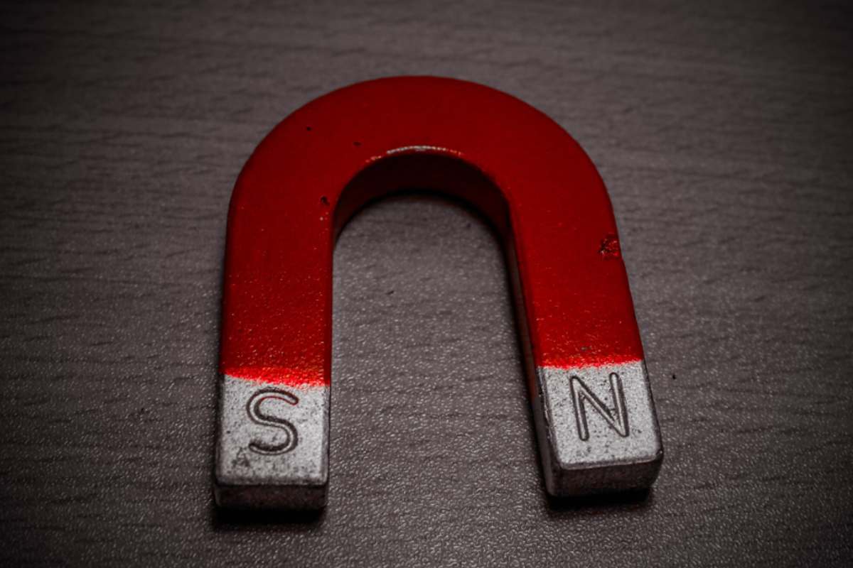cara membedakan Cincin Emas Asli dan Palsu dengan Magnet