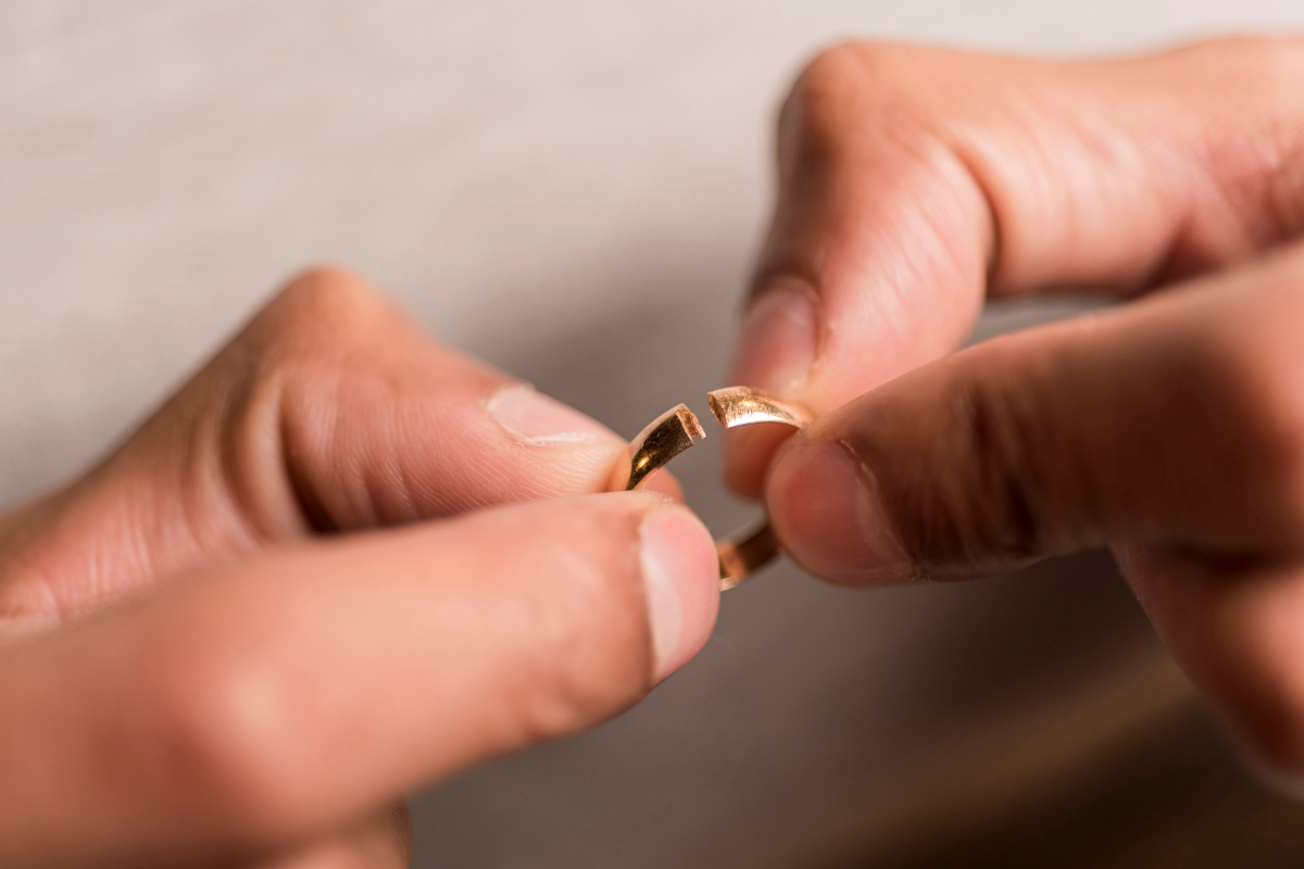 mitos menjual cincin kawin