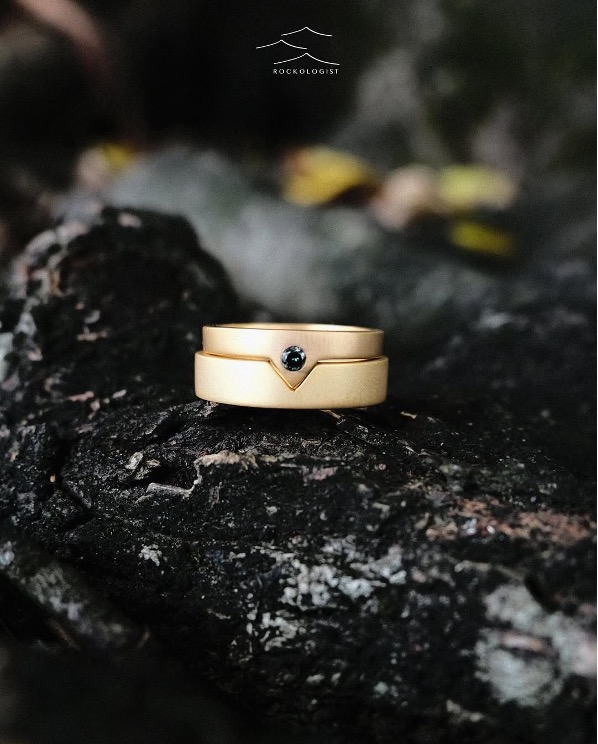 cincin emas custom dengan berlian diatasnya