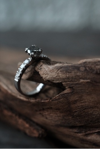Inspirasi cincin wanita mewah - Pave Diamond Ring