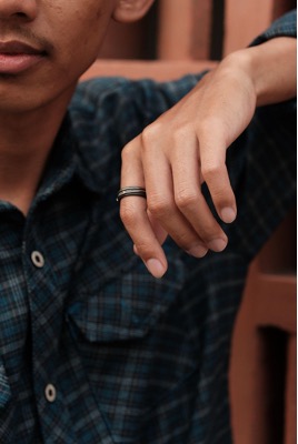 Letak Cincin Tunangan di Jari pria