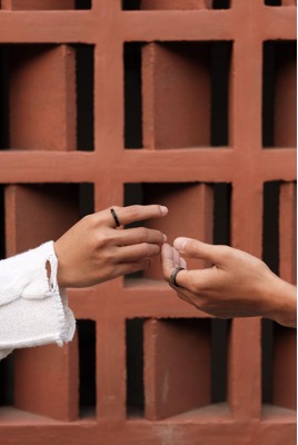 Letak Cincin Tunangan di Jari wanita dan pria