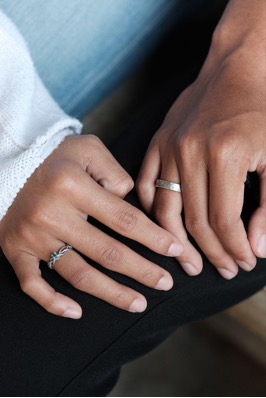 cincin tunangan di jari manis kanan