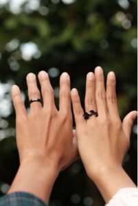 letak cincin di jari sebelah kiri